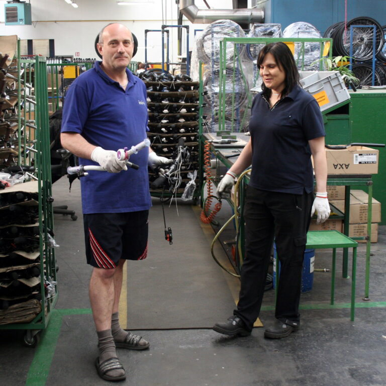 Chlapský kolektiv vyměnil za „babský“ ve výrobně kol