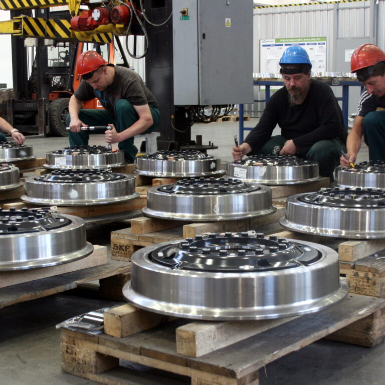 Po vyřazení z rubání montuje kola